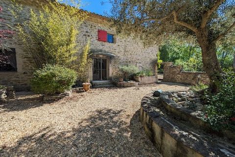 Ancien Moulin magnifiquement restauré, situé au pied de la cité médiévale de Vézénobres et au milieu d'un environnement naturel des plus agréables, propice aux balades et randonnées. Un lieu situé au calme et sans vis-à-vis, avec sa grande piscine (9...