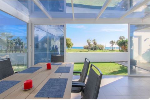 Вилла/Шале, Costalita, Costa del Sol. 3 Спальные комнаты, 2 Ванные комнаты, Площадь 151 m², Терраса 17 m², Площадь участка 675 m². Расположение : На побережье, Рядом с гольф-полем, Рядом с портом. ОРИЕНТАЦИЯ : Юг. Состояние : Отличное. бассейн : Прив...