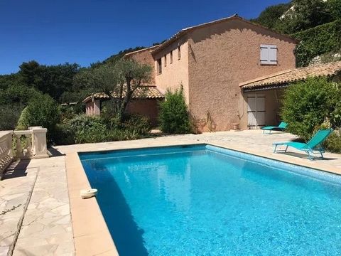 A VENDRE EXCLUSIVITE à Spéracedès maison 5 pièces 194m² bénéficiant d'une superbe situation résientielle au calme, avec vue mer panoramique. Jardin Mediterranéen 1800m² clos et facile d'entretien. Au rez-de-jardin: grand séjour cheminée avec vue et t...