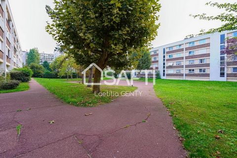 COLOMBES EUROPE - A 10 minutes à pied de l'hyper centre, situé au TROISIEME ET DERNIER ETAGE d'une copropriété TRES BIEN ENTRETENUE bénéficiant d'un PARC ARBORE de PLUS DE 3.000 M², appartement TRAVERSANT et LUMINEUX de 70 m² environ A RAFRAICHIR com...