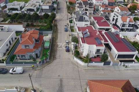 Identificação do imóvel: ZMPT563649 Villa con 3 camere da letto e giardino a Fernão Ferro, Seixal. Si tratta di una proprietà recente, risalente al 2017, in ottime condizioni e che beneficia di una buona esposizione al sole. Si trova in una posizione...