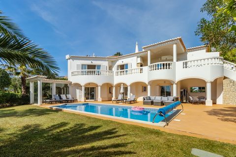 This beautiful luxury 3 bedroom villa is in a prime position on Parque da Floresta with fantastic panoramic countryside views, and to the sea beyond. Set on a good size plot, the villa is surrounded by beautifully landscaped gardens, with areas to en...