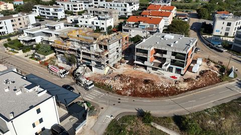 Wohnungen zum Verkauf in einem neuen Wohnprojekt in Novigrad! Die Anlage besteht aus zwei Wohneinheiten, insgesamt 14 Wohnungen. Diese schöne Wohnung, Typ A, befindet sich im 2. Stock des Gebäudes B und besteht aus einem Eingang, einem Wohnzimmer, ei...