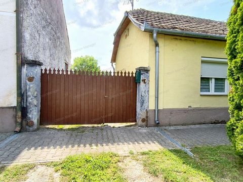 Objekt-Nr.: 338 Jánosháza Einfamilienhaus mit Garten, in der Nähe des Thermalbads von Sárvár Preis: 27 Mio. HUF (~74.000 EUR) Ort: Jánosháza, Ungarn Wohnfläche: 89 m² Zimmer: 3 Zustand: Durchschnitt Bauart: Gemischt Garten: Ja Parken: Eingebaute Gara...