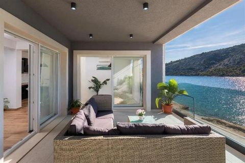 Découvrez un luxe inégalé avec cette superbe villa en bord de mer, parfaitement située au cœur d’une baie tranquille près de Marina, à seulement 8 km de Trogir. Cette propriété d’exception offre un mélange d’élégance et de modernité, offrant des vues...