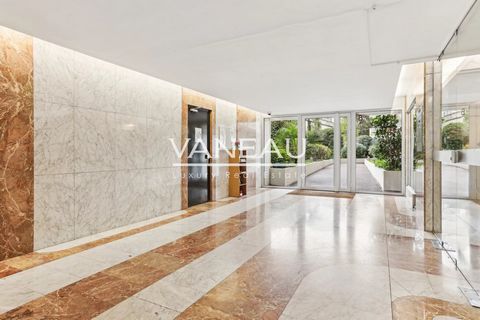 Il gruppo Vaneau è lieto di presentare un monolocale Carrez di 27,49 m² con balcone di 2,23 m² al sesto piano di un edificio contemporaneo di 9 piani perfettamente mantenuto con custode. Per rinfrescare, ideale per un acquirente o un investitore per ...