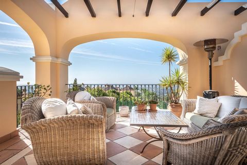 This exceptional penthouse in the sought-after Buenavista residential complex is perched on the hillside of La Quinta, offering stunning views of the sea, valley, golf course, mountains, and picturesque countryside. Conveniently located just a short ...