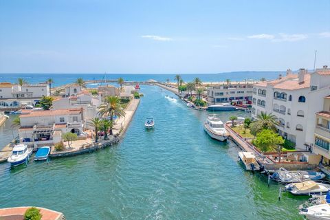 Cette maison entièrement rénovée, située sur les canaux d'Empuriabrava, offre une combinaison parfaite de luxe, de confort et de vues inégalables, à seulement 300 mètres de la sortie du canal. Le principal atout de cette propriété est son impressionn...