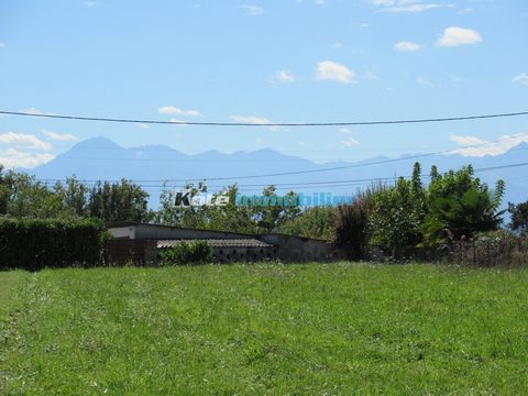 Terrain constructible de 1848 m2 avec CU. Il est situé à l'Est de Tarbes. Secteur Cabanac. Vue sur les Pyrénées ! Agent commercial I. SOLER au RSAC de Tarbes No 788 888 972