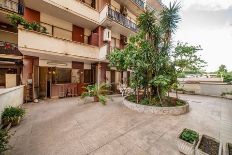 A vendre appartement avec grande terrasse Nous avons le plaisir de vous proposer, dans le quartier Casal Bertone/Portonaccio et précisément Via di Portonaccio 184, un intéressant appartement de trois pièces de 95 m2, en bon état, avec une grande terr...