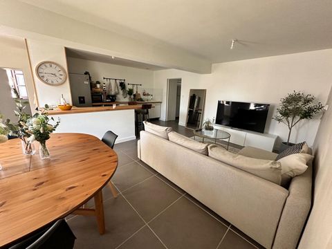 Cette annonce semble décrire une charmante maison à la campagne, située à 20 minutes de Vichy et à 30 minutes de Riom. La maison entièrement rénovée sur une parcelle de plus de 930m2 offre 106m2 habitables. Elle dispose d'un salon séjour lumineux, d'...