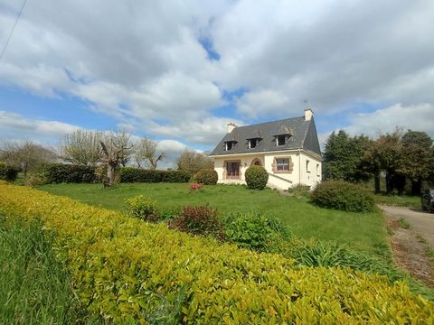 Située à 5 minutes du bourg de Rohan, de ses commerces, écoles, collèges et autres services, cette jolie maison traditionnelle bretonne sur sous-sol sur une parcelle de plus de 12000m² vous accueille dans un cadre verdoyant et calme. La maison se com...