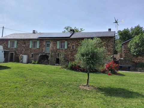 Ensemble de trois maisons en pierre dont un gîte sur un terrain plat de 7000m2