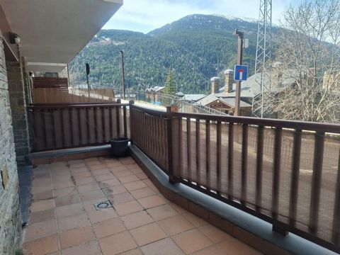 Kun je je voorstellen dat je midden in de natuur woont, in een rustige omgeving met open uitzicht op de bergen? Deze fantastische begane grond gelegen in Ransol, in de parochie van Canillo, biedt u dit alles en nog veel meer.~~Met een oppervlakte van...