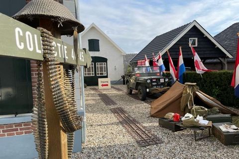 Dit knusse vakantiehuis, gelegen op het serene Nederlandse platteland, biedt comfortabel plaats aan maximaal vier gasten en is ideaal voor gezinnen of kleine groepen. Het beschikt over twee slaapkamers: één met een tweepersoonsbed (2 matrassen van 80...