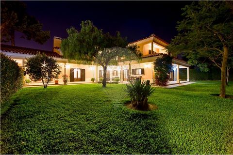 Moradia T6 com Vista Serra, 2 Suites, Anexo e Jardim Privado – Azeitão ✅ Pronta a habitar | ✅ Condomínio exclusivo | ✅ Vista Serra da Arrábida Moradia T6 de arquitetura tradicional com acabamentos de alta qualidade, inserida num condomínio privado co...