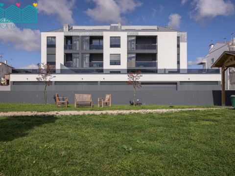 Apartamento de tipologia T1, novo, situado ao nível do 1º andar, caracterizado pela sua elegância e simplicidade, encontrando-se inserido em Condomínio Fechado, equipado com Jardim Comum e Churrasqueira nas traseiras do prédio, privilegiando de uma l...