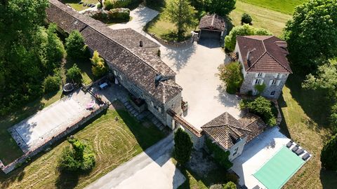 Projet famillial ou exploitation de gîte possible, pour ce très beau hameau à proximité de Roquecor
