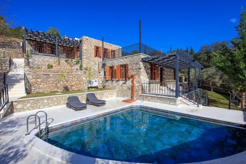 Maison de campagne en pierre avec piscine à Kayaköy, Fethiye Kayaköy est un village paisible du district de Muğla à Fethiye, réputé pour ses maisons grecques historiques en pierre. Entouré d'oliviers et de pins, ce village paisible attire les visiteu...
