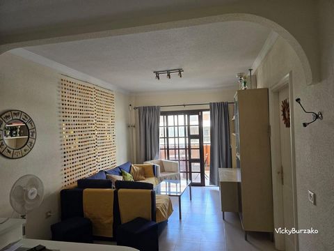 Nice apartment for sale in Costa del Silencio. This property is sold fully furnished. It consists of a double bedroom with fitted wardrobes, a full bathroom, a fully equipped open-plan kitchen, a spacious living-dining room and a balcony. It has air ...