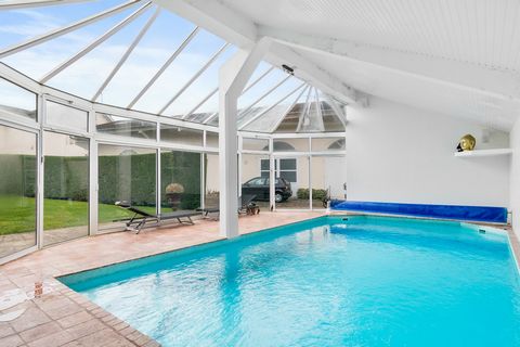 ENTRE VERSAILLES ET PARIS. Superbe corps de ferme rénové 8 pièces avec dependances et piscine