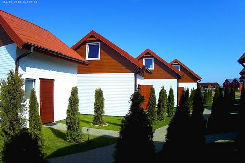 Niewielki, rodzinny ośrodek wypoczynkowy położony w spokojnej okolicy, 700 m od nadmorskiej plaży i ok. 500 m od centrum kurortu. W pobliżu duży sklep spożywczy z pełnym asortymentem. Piętrowy domek wakacyjny z prywatnym, ogrodzonym ogrodem, gdzie cz...