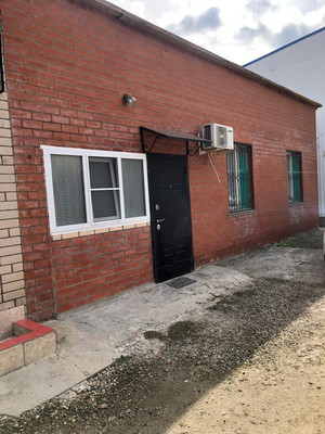 Арт. 98637504 # Дом для отдыха на берегу Азовского моря В продаже находится уютный дом общей площадью 70 квадратных метров, расположенный на побережье Азовского моря. Этот дом идеально подходит для сезонного проживания и отдыха. Важное преимущество —...
