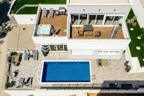 Podstrana, modern villa with pool and sea view available for long-term rental from September 1, 2025.The villa's living area extends over two floors and consists of four spacious bedrooms, three bathrooms and a living area with kitchen and dining roo...