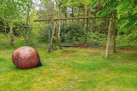 Practical holiday cottage with mixed furnishings located on a natural plot overlooking Ringkøbing Fjord. Approx. 200 m from the house is a bike trail to Bundsbæksmølle and the viking village. No letting to youth groups.A refundable deposit might be c...