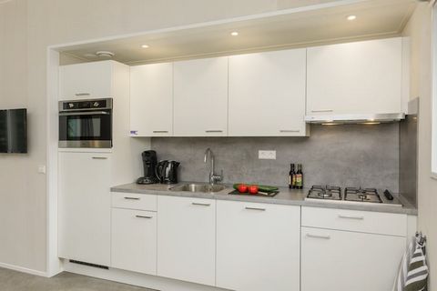 Op Vakantiepark Kijkduin zijn onlangs (2018) drie nieuwe types vrijstaande en gelijkvloerse chalets aan het programma toegevoegd. Zo is er de 4-pers. Comfort variant (NL-2555-14). Dit modern chalet beschikt over twee slaapkamers en twee badkamers met...