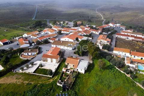 Identificação do imóvel: ZMPT577770 - Descubra esta acolhedora moradia de 40m², situada numa pacata aldeia do concelho de Castro Verde, ideal para quem procura tranquilidade ou uma oportunidade de investimento no coração do Alentejo. A casa é compost...