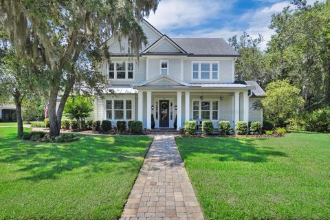 This stunning custom-built home is situated on a half-acre lot on a tree-lined cul-de-sac street in Palencia. Constructed by Cottage Home Company, this home is outfitted with the finest finishes throughout. Offering an ideal open-concept floor plan w...