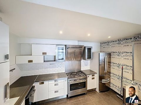 Jessy VALENTIN vous présente à seulement 5 minutes à pied du métro Mairie des Lilas et à deux pas du centre-ville, cette charmante maison de ville, idéalement située dans une rue calme et recherchée. Le rez-de-chaussée offre un bel espace de vie, com...