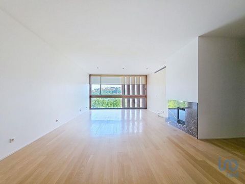 Apartamento T3 com Excelentes Áreas na Costa – Guimarães Junto ao Parque da Cidade | 2 Frentes | Muita Luz Natural Apartamento T3 para arrendamento, localizado na prestigiada zona da Costa, em Guimarães, a poucos metros do Parque da Cidade. Imóvel co...