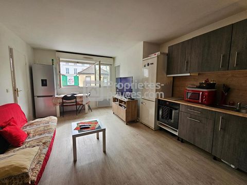 Appartement de 45m² situé au premier étage avec ascenseur, dans un immeuble très bien entretenu. Il comprend une cuisine ouverte sur le séjour, deux chambres, une salle de bain avec double wc, ainsi qu'une place de parking en sous-sol. Vendu libre ou...