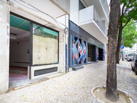 Two shops for rent located in the Gonçalves Crespo building, between Estefânia and Marquês de Pombal. The original shop A is spread over two floors, ground floor (105 sqm) and basement (107 sqm), totaling 212 sqm. The original store B is spread over ...