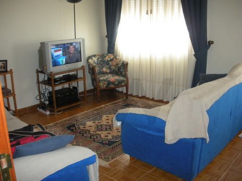 Apresentamos este excelente apartamento T2, situado na Rua Humberto Delgado, nº 52, em Samora Correia. Ideal para quem procura conforto, espaço e uma localização conveniente, este imóvel oferece tudo o que precisa. Pode encontrar um apartamento espaç...