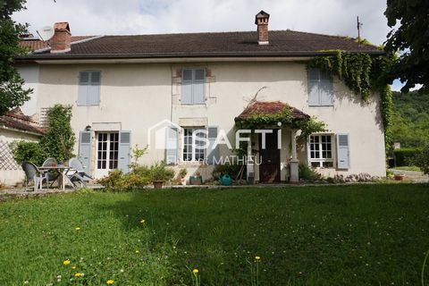 Grande maison familiale dans un cadre verdoyant avec 5 chambres et 1500m² de terrain arboré.