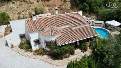 Ubicada en las colinas onduladas de Andalucía, entre los pintorescos pueblos blancos de Riogordo y Comares, esta encantadora propiedad ofrece tranquilidad, privacidad y belleza natural, combinadas con el confort moderno y emocionantes oportunidades p...