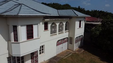 Te koop 5 slaapkamers 4 badkamers Huis op 1/2 hectare, inclusief een zelfstandige flat die een inkomen zou kunnen verdienen, garage, twee kamers met ensuite badkamers. Woonkamer, eetkamer, keuken, overdekte wasruimte, boiler, watertank. Mooi fruitig ...