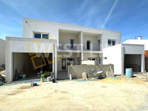 Moradia T3+1 NOVA com vista desafogada apenas a 5 minutos das praias, dotada de privacidade e ótima exposição solar. Imóvel com ótimas áreas distribuídas por 2 pisos. O piso térreo dispõe de sala e cozinha em openspace com 28m2, dotado de ótima ilumi...