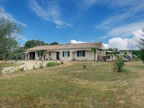 Pavillon plain pied de 2005 avec garage et 5 Chambres