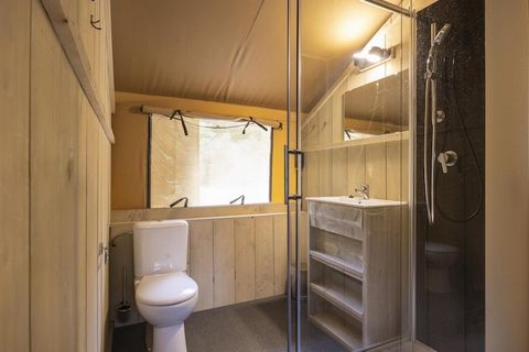 Evadez-vous dans une tente glamping spacieuse et entièrement équipée située dans la région sereine des Ardennes. Idéale pour les familles ou les groupes, cette tente moderne offre un refuge douillet en pleine nature. Avec trois chambres, dont une cha...