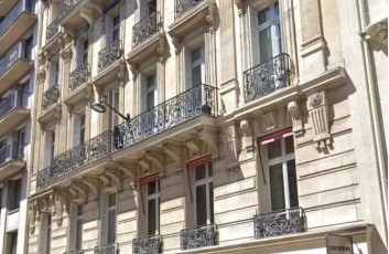 Parijs 8e - In de gouden driehoek op de 4e verdieping van een Haussmann-gebouw, waarvoor enkele werken nodig zijn, een prachtig receptieappartement. Authentieke Haussmann-kenmerken prachtig bewaard gebleven, waaronder prachtige visgraat parketvloeren...