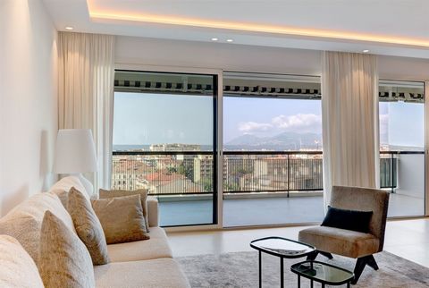 Penthouse rénové de 2 chambres avec vue mer à Cannes Montfleury.Niché dans la prestigieuse résidence sécurisée avec gardien et parc, ce magnifique appartement de 94 m2 situé au dernier étage offre une vue mer panoramique. Entièrement rénové et décoré...