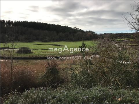 Idéal pour les amoureux de la nature, venez découvrir ce havre de paix vous offrant un dépaysement total , d'une superficie de 8835m2 bordé par la paisible Vertonne. A voir absolument!!!!