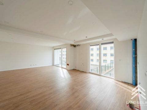 Appartement de 2 chambres au rez-de-chaussée en façade. Dans un immeuble avec ascenseur, il est en phase finale de construction. Cette fraction est composée de : - Cuisine entièrement équipée avec appareils Bosch et plaque de cuisson intégrée de marq...