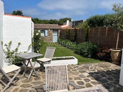 Heerlijk huis met 88,68 m2 woonoppervlak en 235 m2 grond, dat u zal verleiden met zijn ligging en rust. Een voorplein leidt naar het huis, dat bestaat uit een inkomhal die uitkomt op een ruime, lichte kathedraalwoonkamer. Deze prachtige woonkamer kom...