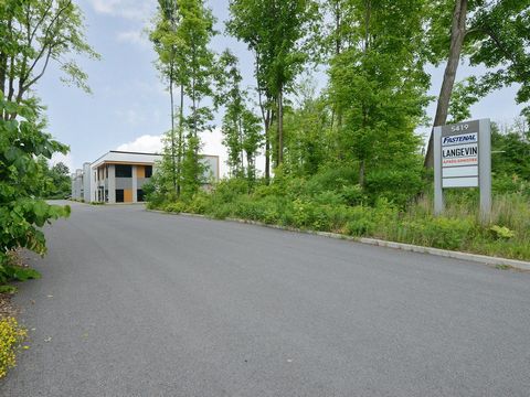 Condo industriel de 2 821 pi² situé à Salaberry-de-Valleyfield, idéal pour une entreprise à la recherche d'un espace fonctionnel et polyvalent. Comprend une salle blanche avec système de chauffage et climatisation indépendant, 3 bureaux fermés, un ha...