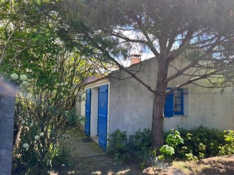 A Barbâtre, maison en pierres de plain-pied de 41m2 de surface habitable dans une propriété close.